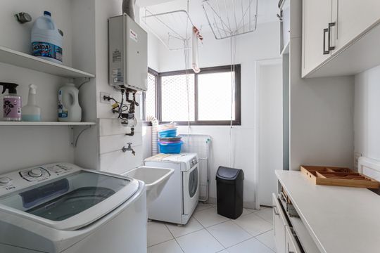 Apartamento à venda, com 188 m², 3 quartos e 2 vagas — Área de Serviço