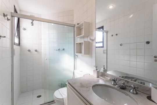 Apartamento à venda, com 188 m², 3 quartos e 2 vagas — Banheiro da Suíte 1