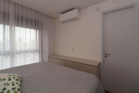 Comprar apartamento mobiliado em Pinheiros com 2 quartos, academia, churrasqueira e closet. Aceitam animais de estimação. — Suíte 1