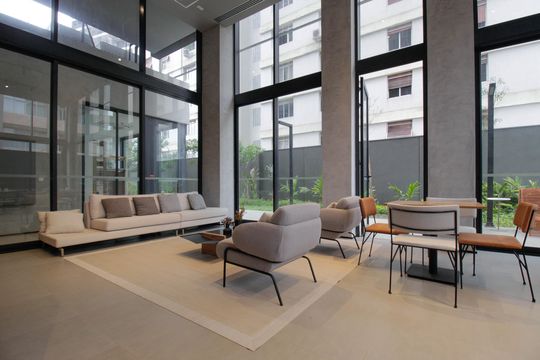 Comprar apartamento mobiliado em Pinheiros com 2 quartos, academia, churrasqueira e closet. Aceitam animais de estimação. — Área comum - Salão de festas