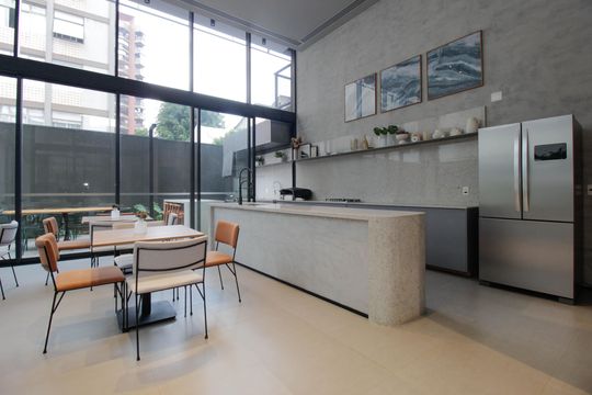 Comprar apartamento mobiliado em Pinheiros com 2 quartos, academia, churrasqueira e closet. Aceitam animais de estimação. — Área comum - Salão de festas