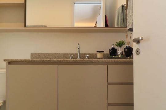 Comprar apartamento mobiliado em Pinheiros com 2 quartos, academia, churrasqueira e closet. Aceitam animais de estimação. — Banheiro da Suíte 1