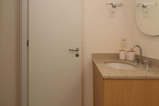 Comprar apartamento mobiliado em Pinheiros com 2 quartos, academia, churrasqueira e closet. Aceitam animais de estimação. — Banheiro da Suíte 2