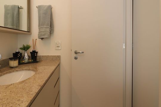 Comprar apartamento mobiliado em Pinheiros com 2 quartos, academia, churrasqueira e closet. Aceitam animais de estimação. — Banheiro da Suíte 1