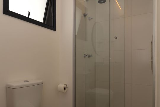 Comprar apartamento mobiliado em Pinheiros com 2 quartos, academia, churrasqueira e closet. Aceitam animais de estimação. — Banheiro da Suíte 2