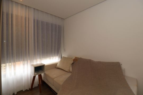 Comprar apartamento mobiliado em Pinheiros com 2 quartos, academia, churrasqueira e closet. Aceitam animais de estimação. — Suíte 2