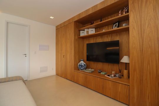 Comprar apartamento mobiliado em Pinheiros com 2 quartos, academia, churrasqueira e closet. Aceitam animais de estimação. — Sala/Cozinha