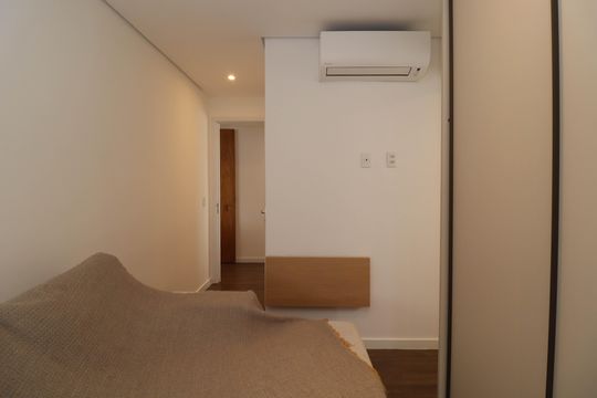 Comprar apartamento mobiliado em Pinheiros com 2 quartos, academia, churrasqueira e closet. Aceitam animais de estimação. — Suíte 2
