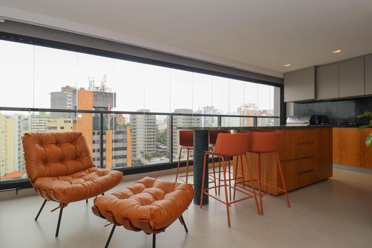 Comprar apartamento mobiliado em Pinheiros com 2 quartos, academia, churrasqueira e closet. Aceitam animais de estimação. — Sala/Cozinha