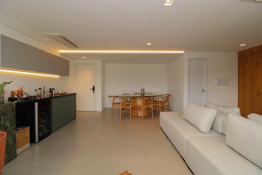 Comprar apartamento mobiliado em Pinheiros com 2 quartos, academia, churrasqueira e closet. Aceitam animais de estimação. — Sala/Cozinha