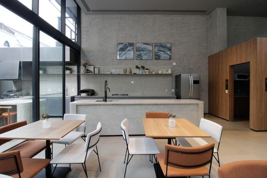 Comprar apartamento mobiliado em Pinheiros com 2 quartos, academia, churrasqueira e closet. Aceitam animais de estimação. — Área comum - Salão de festas