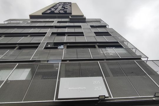 Comprar apartamento mobiliado em Pinheiros com 2 quartos, academia, churrasqueira e closet. Aceitam animais de estimação. — Fachada