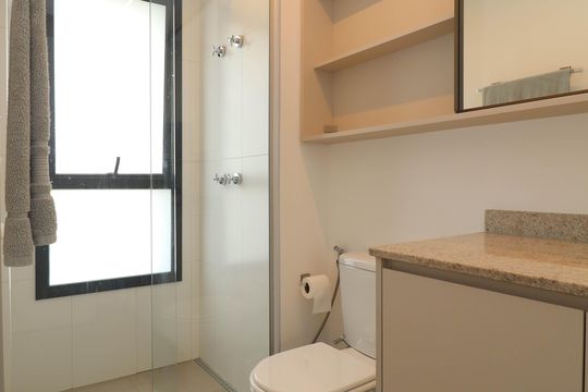 Comprar apartamento mobiliado em Pinheiros com 2 quartos, academia, churrasqueira e closet. Aceitam animais de estimação. — Banheiro da Suíte 1