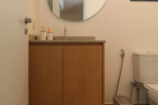 Comprar apartamento mobiliado em Pinheiros com 2 quartos, academia, churrasqueira e closet. Aceitam animais de estimação. — Banheiro da Suíte 2