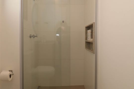 Comprar apartamento mobiliado em Pinheiros com 2 quartos, academia, churrasqueira e closet. Aceitam animais de estimação. — Banheiro da Suíte 2