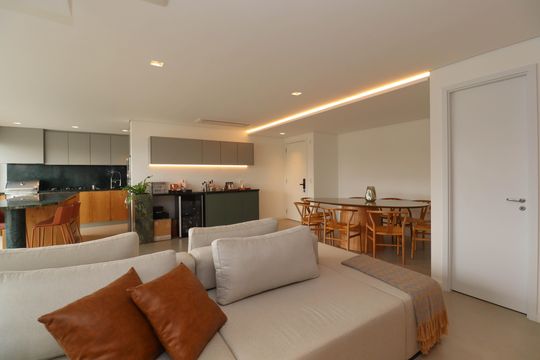 Comprar apartamento mobiliado em Pinheiros com 2 quartos, academia, churrasqueira e closet. Aceitam animais de estimação. — Sala/Cozinha