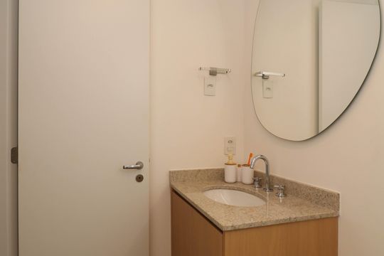 Comprar apartamento mobiliado em Pinheiros com 2 quartos, academia, churrasqueira e closet. Aceitam animais de estimação. — Banheiro da Suíte 2