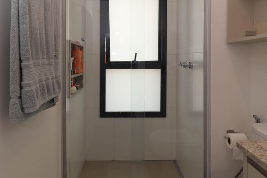 Comprar apartamento mobiliado em Pinheiros com 2 quartos, academia, churrasqueira e closet. Aceitam animais de estimação. — Banheiro da Suíte 1