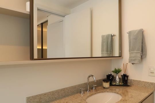 Comprar apartamento mobiliado em Pinheiros com 2 quartos, academia, churrasqueira e closet. Aceitam animais de estimação. — Banheiro da Suíte 1