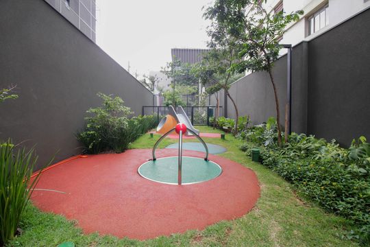 Comprar apartamento mobiliado em Pinheiros com 2 quartos, academia, churrasqueira e closet. Aceitam animais de estimação. — Área comum - Playground