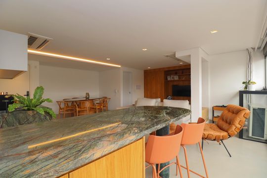 Comprar apartamento mobiliado em Pinheiros com 2 quartos, academia, churrasqueira e closet. Aceitam animais de estimação. — Sala/Cozinha