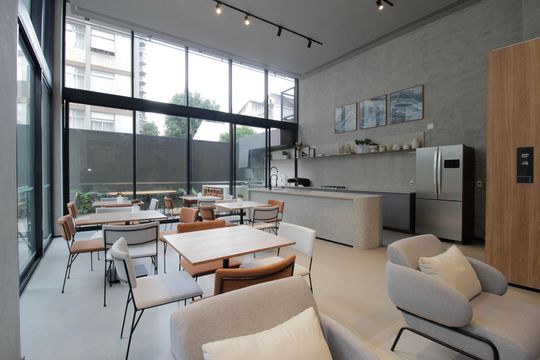 Comprar apartamento mobiliado em Pinheiros com 2 quartos, academia, churrasqueira e closet. Aceitam animais de estimação. — Área comum - Salão de festas