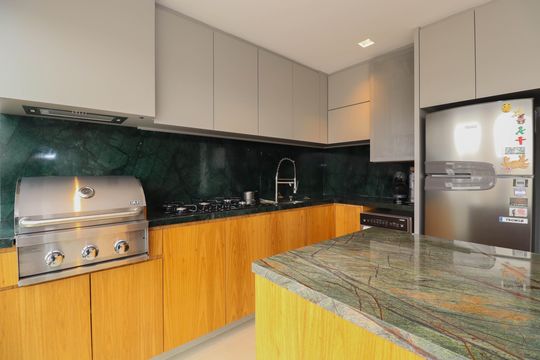 Comprar apartamento mobiliado em Pinheiros com 2 quartos, academia, churrasqueira e closet. Aceitam animais de estimação. — Sala/Cozinha