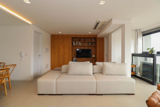 Comprar apartamento mobiliado em Pinheiros com 2 quartos, academia, churrasqueira e closet. Aceitam animais de estimação. — Sala/Cozinha