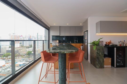 Comprar apartamento mobiliado em Pinheiros com 2 quartos, academia, churrasqueira e closet. Aceitam animais de estimação. — Sala/Cozinha