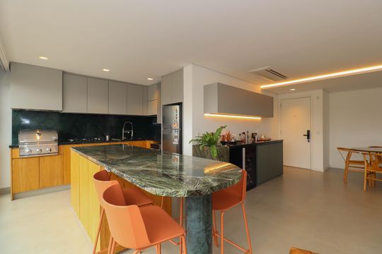 Comprar apartamento mobiliado em Pinheiros com 2 quartos, academia, churrasqueira e closet. Aceitam animais de estimação. — Sala/Cozinha