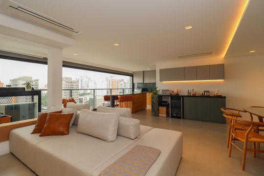 Comprar apartamento mobiliado em Pinheiros com 2 quartos, academia, churrasqueira e closet. Aceitam animais de estimação. — Sala/Cozinha
