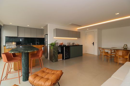 Comprar apartamento mobiliado em Pinheiros com 2 quartos, academia, churrasqueira e closet. Aceitam animais de estimação. — Sala/Cozinha