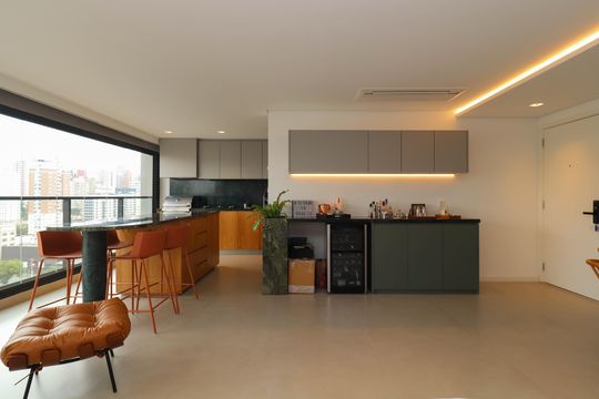 Comprar apartamento mobiliado em Pinheiros com 2 quartos, academia, churrasqueira e closet. Aceitam animais de estimação. — Sala/Cozinha