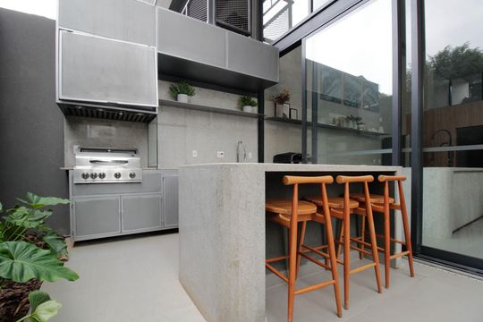 Comprar apartamento mobiliado em Pinheiros com 2 quartos, academia, churrasqueira e closet. Aceitam animais de estimação. — Área comum - Churrasqueira