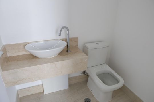 Apartamento à venda, com 312 m², 3 quartos e 4 vagas — Banheiro