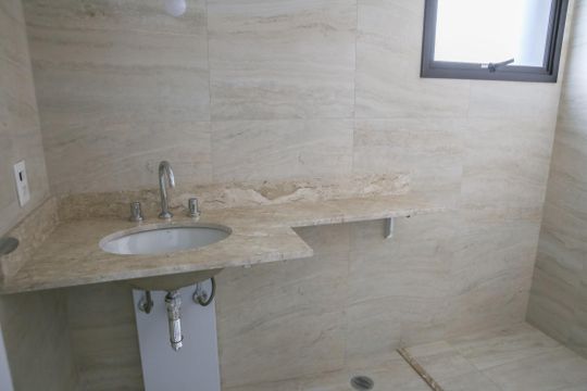 Apartamento à venda, com 312 m², 3 quartos e 4 vagas — Banheiro da Suíte 2