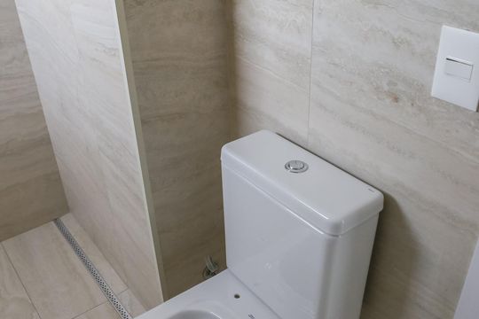 Apartamento à venda, com 312 m², 3 quartos e 4 vagas — Banheiro da Suíte 2