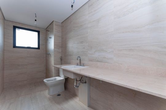 Apartamento à venda, com 312 m², 3 quartos e 4 vagas — Banheiro do quarto 1 Suíte