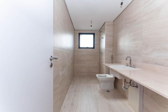 Apartamento à venda, com 312 m², 3 quartos e 4 vagas — Banheiro do quarto 1 Suíte