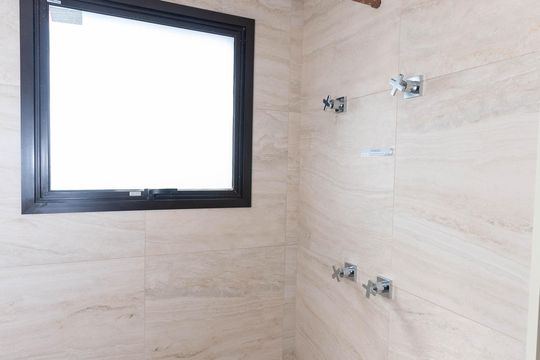 Apartamento à venda, com 312 m², 3 quartos e 4 vagas — Banheiro do quarto 1 Suíte