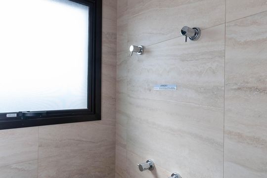 Apartamento à venda, com 312 m², 3 quartos e 4 vagas — Banheiro do quarto 2 Suíte