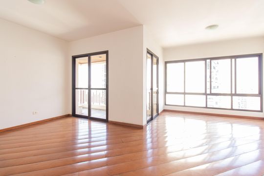 Venda de apartamento com 3 quartos, churrasqueira, piscina e jardim. — Sala