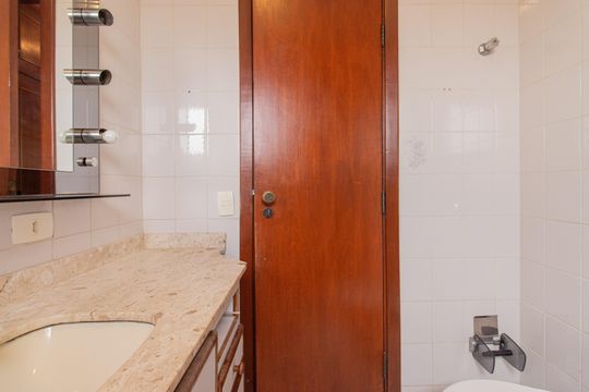 Venda de apartamento com 3 quartos, churrasqueira, piscina e jardim. — Banheiro da Suíte