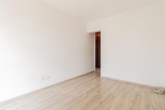 Venda de apartamento com 3 quartos, churrasqueira, piscina e jardim. — Suíte