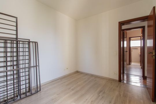 Venda de apartamento com 3 quartos, churrasqueira, piscina e jardim. — Quarto 2
