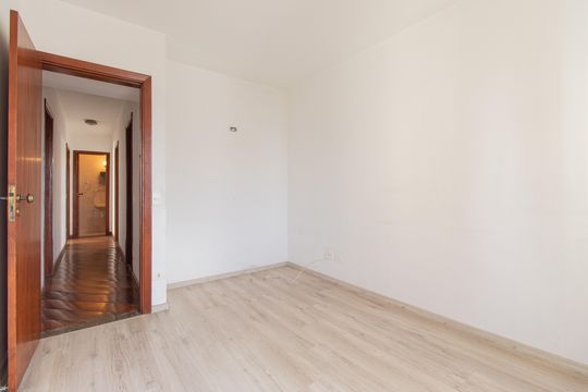 Venda de apartamento com 3 quartos, churrasqueira, piscina e jardim. — Quarto 1