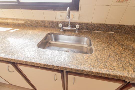 Venda de apartamento com 3 quartos, churrasqueira, piscina e jardim. — Cozinha