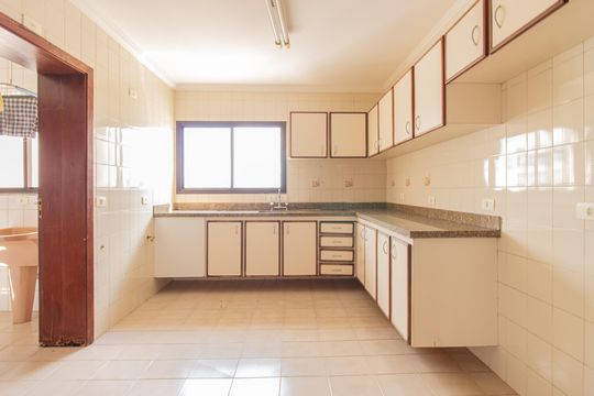 Venda de apartamento com 3 quartos, churrasqueira, piscina e jardim. — Cozinha