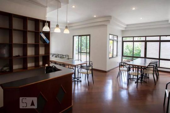 Venda de apartamento com 3 quartos, churrasqueira, piscina e jardim. — Área comum - Salão de festas
