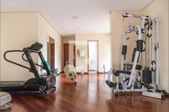 Venda de apartamento com 3 quartos, churrasqueira, piscina e jardim. — Área comum - Academia